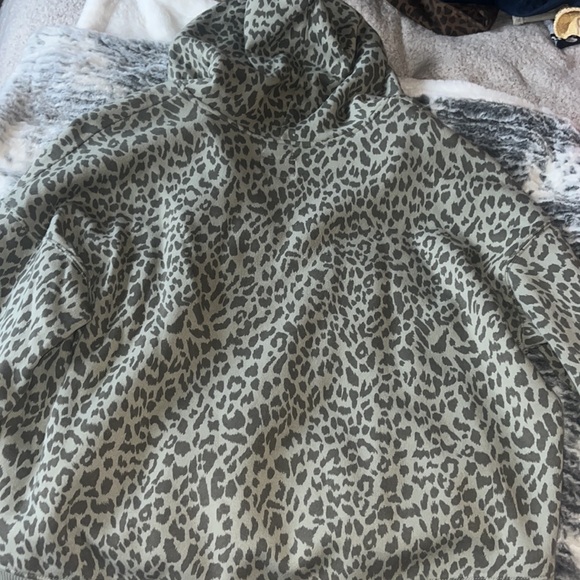 Green cheetah print American Eagle, perfect condition, worn twice - Picture 3 of 3